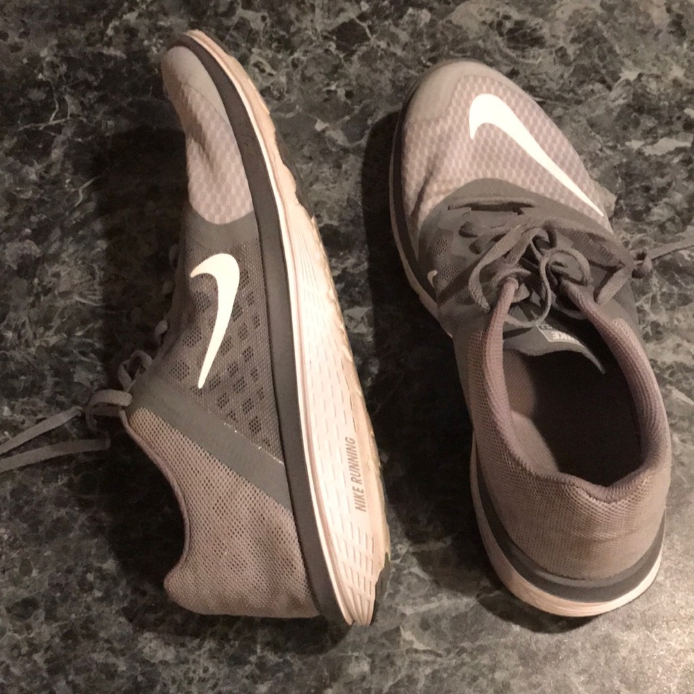 Nike tennis shoes - Picture 3 of 4